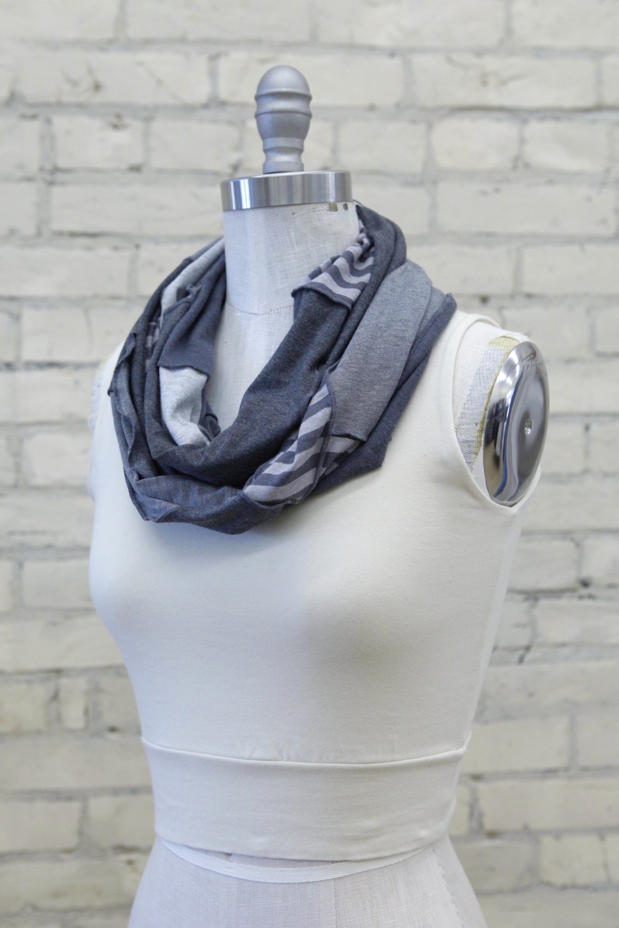 Foulard gris bleu en coton et soie à imprimé d'ancres marines blanches Foulard gris bleu en coton et soie à imprimé d'ancres marines blanches
